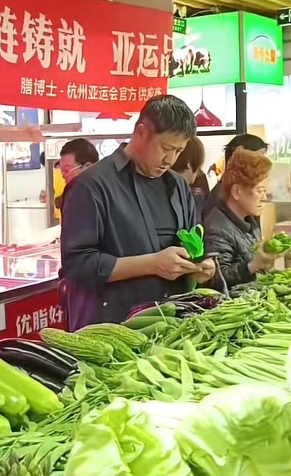 无人识定居上海生活低调这辈子不懂炫耀九游会j9登陆张国强拎无纺布袋买菜(图2)